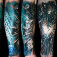 fantastico dipinto colorato Big Bang spazio tatuaggio avambraccio