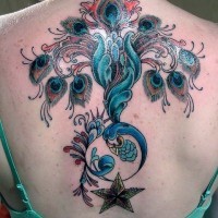 Tatuaje en la espalda, un montón de plumas maravillosas de pavo real