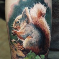 Fantastisches wie  reales Foto  natürliches farbiges großes Eichhörnchen Tattoo am Oberschenkel