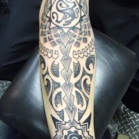 Fantastic tribal gray-ink maori tattoo on forearm