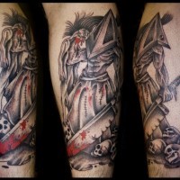 Fantastischer sehr detaillierter kleiner Pyramidkopf mit blutigem Schwert und Schädel Tattoo am Beinmuskel