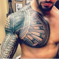 Fantastisches sehr detailliertes massives schwarzes und weißes im polynesischen Stil Tattoo am Ärmel und Schulter