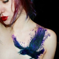 Tatuaje en el hombro, cuervo fascinante de colores negro y púrpura