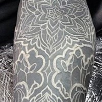 Tatuaje en el antebrazo,  flores blancas elegantes en el fondo negro