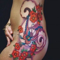 Tatuaje en el costado, flores, mariposa, torbellino de colores