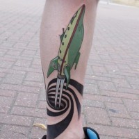 Tatuaje en la pierna, cohete con patrón  hipnótico