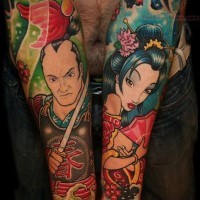 Fantastischer cartoonischer Stil farbiges Unterarm Tattoo mit asiatischem Samurai und Geisha
