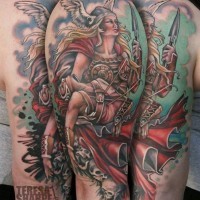 Tatuaje colorido en el brazo, mujer guerrera con hombre herido