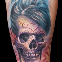 Tatuaje en la pierna, cráneo con cabellera