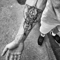 Tatuaje del antebrazo de tinta negra estilo fantasía del elefante con el símbolo de Inez Janiak