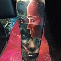 Fantaszstil farbiger Unterarm Tattoo des geheimnisvollen weiblichen Frau mit gruseligem Gesicht