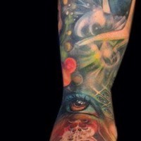 fantasia stilizzato colorato mago con occhio tatuaggio manicotto