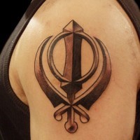 fantastico stile emblema mistica tatuaggio su spalla