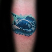 Fantasy-Stil bemaltes und gefärbtes Unterarm Tattoo mit schwimmendem Rochen