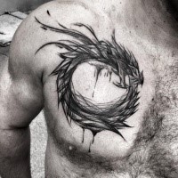 Tatuaggio di drago di Inez Janiak sul petto di inchiostro nero a tema fantasy