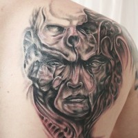 mondo fantastico nero e bianco mistico demonio con cranio tatuaggio su spalla