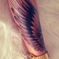 mondo fantastico bianco e nero ala di uccello tatuaggio su braccio