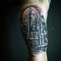 mondo fantastico grande colorato castello tatuaggio su braccio