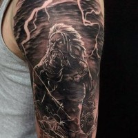 Tatuaje en el brazo, guerrero intrépido en la tormenta fuerte