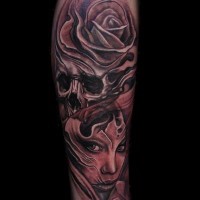 stile mondo di fantasie nero e bianco strega mistica con cranio e rosa tatuaggio su gamba