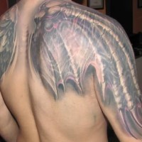 mondo fantastico stile grande colorato ali di pipistrello tatuaggio sulle spalle