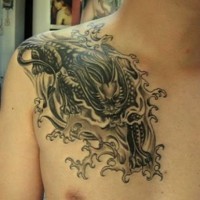 Furchterregender schwarzer Drache Tattoo an der Schulter