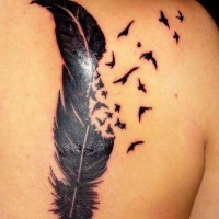 Tatuaggio sulla spalla gli uccelli che volano & la penna