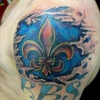 Tatuaje en el brazo,
 flor de lis en el fondo azul