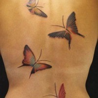 Tatuaje en la espalda, mariposas vuelan en diferentes direcciones