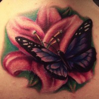 Tatuaje en la espalda, mariposa que vuela sobre flor