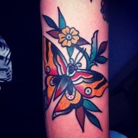 Tatuaje en el brazo,
polilla  estupenda con flores
