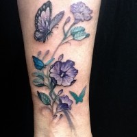 carina farfalle e fiori tatuaggio su gamba