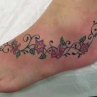 bei fiori colorati tatuaggio su piede di ragazza