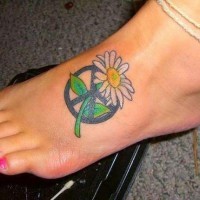 Tatuaje en el pie, margarita y el signo de la paz
