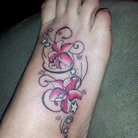 belli fiori colorati con riccioli colore rosa tatuaggio su piede di femmina