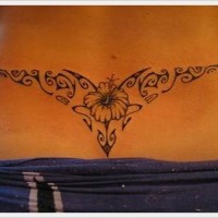Tatuaje en la espalda baja,  flor en un ornamento elegante
