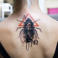 Fliege und Symbole Tattoo am Rücken