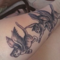 Kätzchen mit Flügeln schwarze Tinte Tattoo