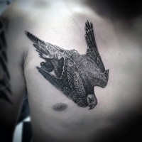 Fliegender nach unten Adler detailliertes realistisches Tattoo an der Brust