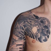 Tatuaje en el hombro y brazo, águila y auriculares