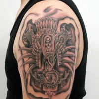 Fliegender Adler und Symbole aztekisches Tattoo an der Schulter