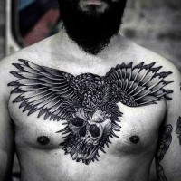 Fliegender Adler mit dem menschlichen Schädel in Kupplungen detailliertes schwarzes und weißes Brust Tattoo