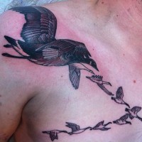 Fliegender Schwarm Wildenten detailliertes Tattoo an der Schulter und Brust
