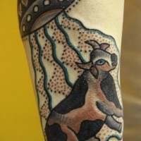UFO volante rapisce mucca tatuaggio sul braccio