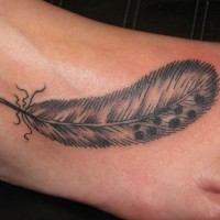 Tattoo von einem Feder mit Schatten auf dem Fuß