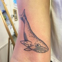 Tatuaje en el brazo, ballena pequeña sencilla, tinta negra