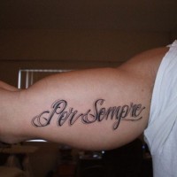 Tatuaje en el brazo, frase en italiano