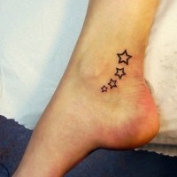 Tatuaje en el pie, estrellas sencillas de tamaños diferentes