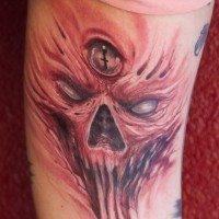 Tatuaggio pittoresco sul braccio la faccia del mostro