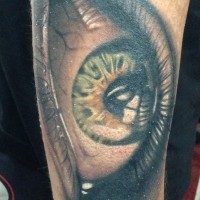 Tatuaje en el brazo, ojo muy grande